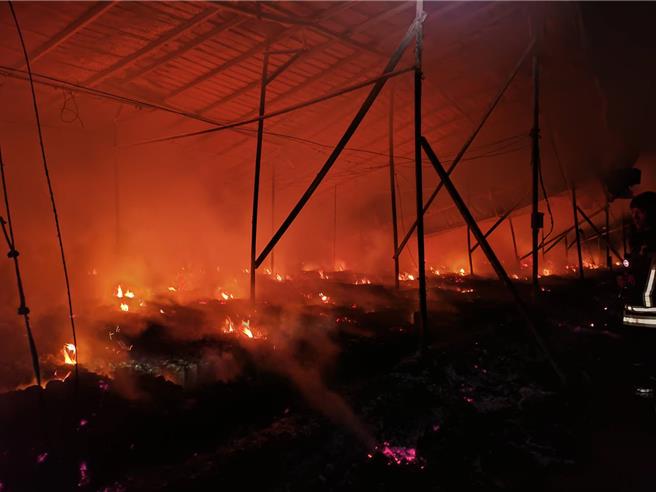 香菇寮28日晚間9時許竄出火舌濃煙報案，10時20分撲滅火勢並進行殘火處理。（南投縣消防局提供／楊靜茹南投傳真）