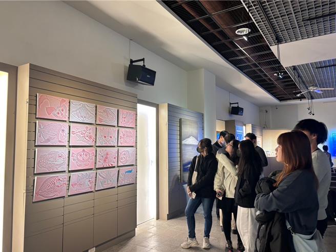 客家當代藝術敘事多面體特展，27日在國立聯大藝術中心揭幕，連展2個月。（聯大提供／謝明俊苗栗傳真）