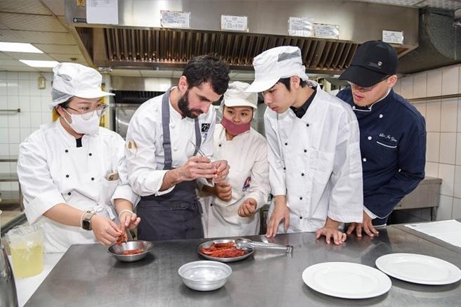 中華大學觀光學院日前邀請到連續4年摘星的米其林品牌餐廳「慕舍酒店」（Hotel MVSA）2星級主廚（左二），到校大秀廚藝讓學生觀課學習。（中華大學提供／陳育賢新竹傳真）