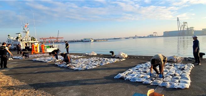 大麻毒品现场清点照片。（海巡署侦防分署提供／林雅惠高雄传真）