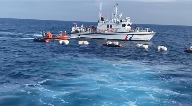 海巡艇接驳海域毒品现场打捞照片。（海巡署侦防分署提供／林雅惠高雄传真）