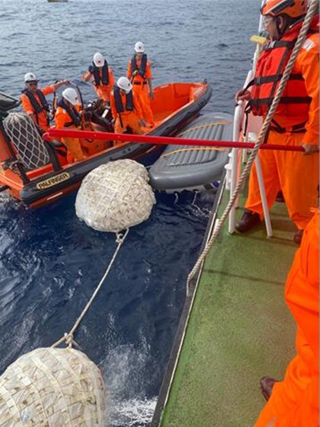 海上打捞载运海抛毒品之橡皮艇照片。（海巡署侦防分署提供／林雅惠高雄传真）
