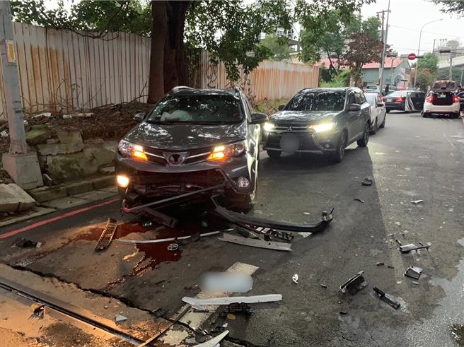 逃逸自小客車連續衝撞對向3台車輛。（警方提供）