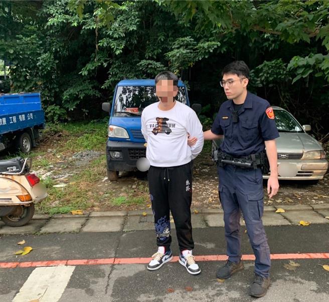 陳嫌撞車後棄車逃逸，但隨即被員警追上逮捕。（警方提供）