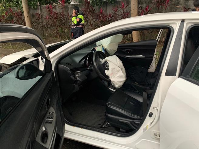 陳嫌因安全氣囊爆開，只好棄車逃逸。（警方提供）
