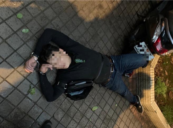 先跳車的張嫌稍晚也被查緝到案。（警方提供）