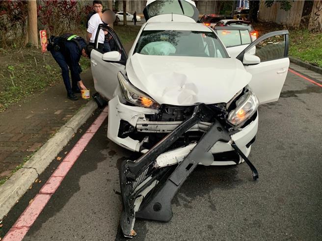 陳嫌連續衝撞3台對向車輛，車頭嚴重毀損。（警方提供）