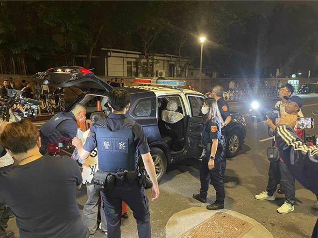 装潢工楼梯间收总统赌盘，警当场逮人。（警方提供）