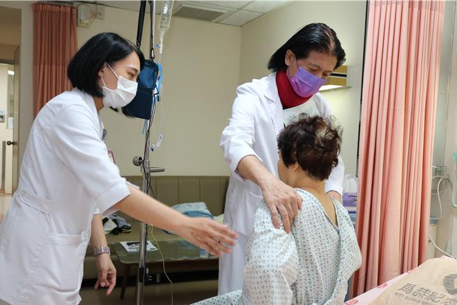 頭份市為恭醫院院長李文源發現病友臉上的痣不太正常，結果顯示確為基底細胞癌。（為恭醫院提供／謝明俊苗栗傳真）