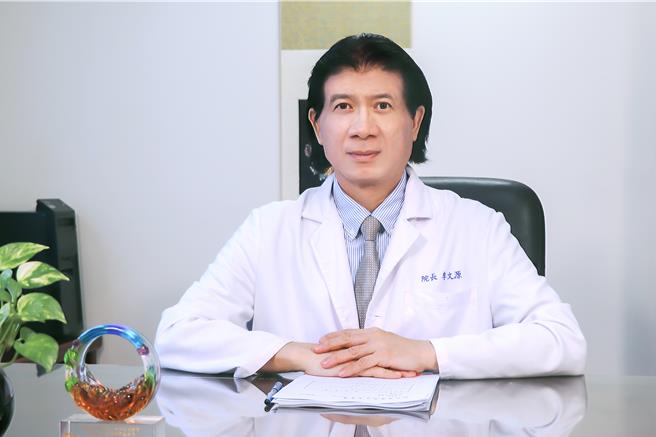 頭份市為恭醫院院長李文源發現病友臉上的痣不太正常，結果顯示確為基底細胞癌。（為恭醫院提供／謝明俊苗栗傳真）