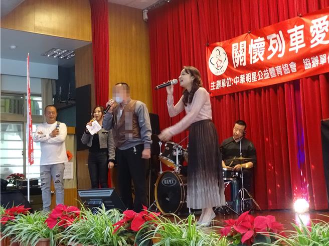 苗栗看守所及中华明星公益体育协会28日举办年终公益慈善演出。（苗栗看守所提供／谢明俊苗栗传真）