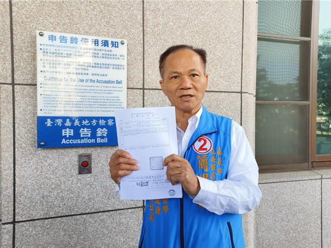 無黨籍嘉義市立委候選人簡明廉今天持驗傷單到嘉義地檢署按鈴提告官警執法過當涉嫌傷害罪。（廖素慧攝）