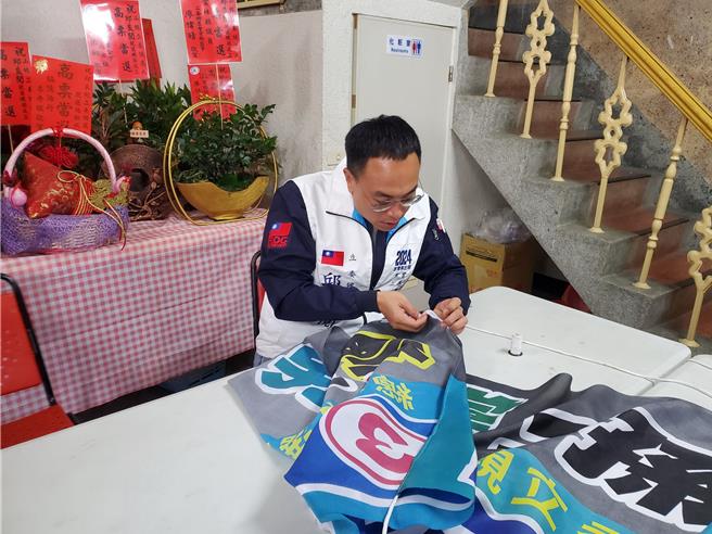 邱良閱表示被扯壞的布條可以縫補的，修理好還是會重新掛回。（周麗蘭攝）