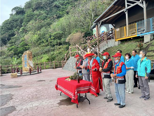 豐濱鄉月洞遊憩區元旦假期開放，當地總頭目黃新喜與鄉長邱福順祈福平安。（豐濱鄉公所提供／王志偉花蓮傳真）