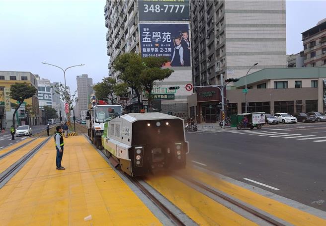 輕軌即將於元旦成圓通車試營運，高雄市捷運局做最後整備進行磨軌作業。（高雄市捷運局提供／任義宇高雄傳真）