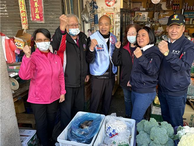 國民黨不分區立委候選人韓國瑜(左三)今早再衝金門金城東門菜市場，合體「女戰神」陳玉珍(右二)沿路拜票，遭韓粉層層包圍要求同框合照。(于家麒攝)