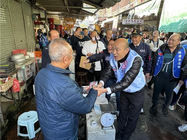 所經之處韓國瑜(前右)都極力向民眾推薦、稱讚陳玉珍是金門的花木蘭，懇託鄉親支持。(于家麒攝)