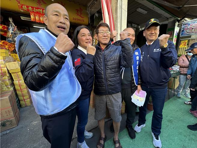 韓國瑜(左一)掃街途中還巧遇服役時的軍中同袍(中)，開心比出「戰力強」為國民黨加油。(于家麒攝)