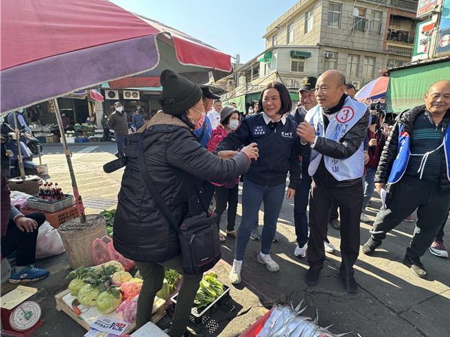 所經之處韓國瑜(前右)都極力向民眾推薦、稱讚陳玉珍(前中)是金門的花木蘭，懇託鄉親支持。(于家麒攝)