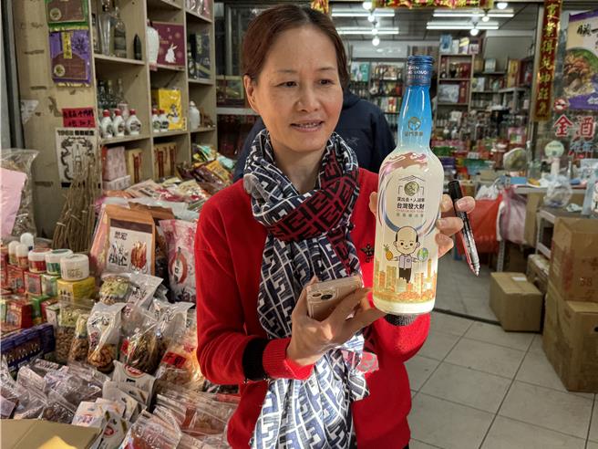 不少民眾都拿出金酒於2019年推出的「韓國瑜市長旺旺來」金門高粱酒，請韓國瑜簽名留念。(于家麒攝)★《中時新聞網》關心您：飲酒過量，有礙健康。酒後不開車，安全有保障！