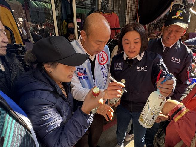 很多民眾拿出珍藏的金門高粱酒、背包、衣服等物品請韓國瑜(左二)簽名，不過由於數量實在太多一度讓他吃不消。(于家麒攝)★《中時新聞網》關心您：飲酒過量，有礙健康。酒後不開車，安全有保障！