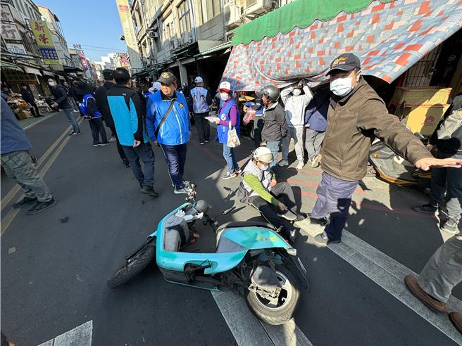 由於整條街道擠滿人潮，一度還發生有電動車擦撞到婦人的小插曲，所幸雙方均無大礙。(于家麒攝)