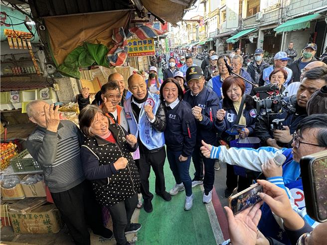 韓國瑜(左四)合體陳玉珍(左五)沿路拜票，遭韓粉層層包圍要求同框合照，顯示韓國瑜在金門的人氣與魅力仍居高不下。(于家麒攝)