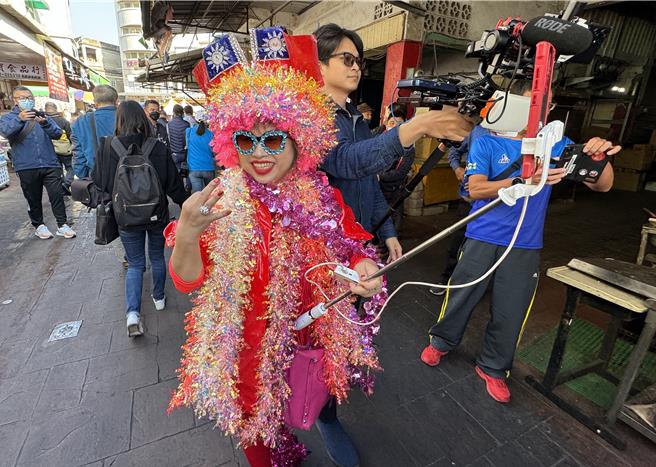 韓粉「激動姐」與多位網路直播主從台到金全程緊跟韓國瑜，超級死忠。(于家麒攝)