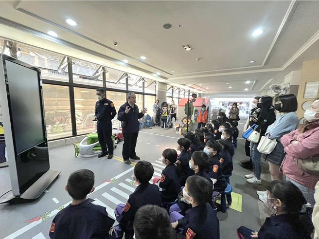 新北警利用各項場合交通宣導。（新北市交通警察大隊提供）