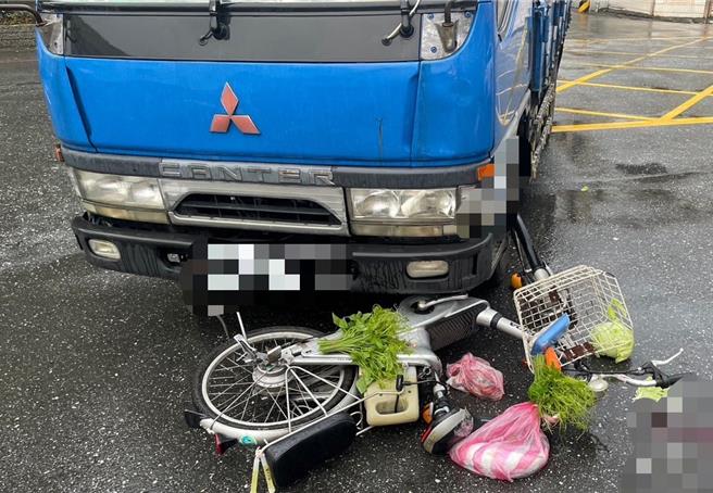 民進黨花蓮立委候選人張美慧競選總部一名工讀生，無照駕駛競總小貨車，不慎與騎乘電動腳踏車的買菜婦人擦撞，婦人傷重仍昏迷。（民眾提供）