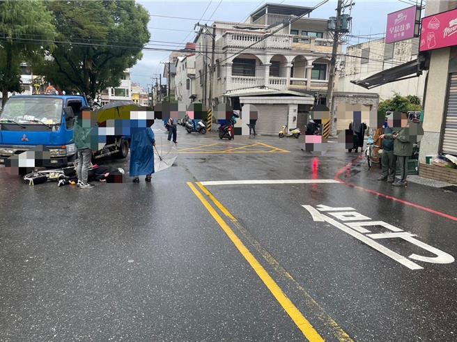 民進黨花蓮立委候選人張美慧競選總部一名工讀生，無照駕駛競總小貨車，不慎與騎乘電動腳踏車的買菜婦人擦撞，婦人傷重仍昏迷。（民眾提供）