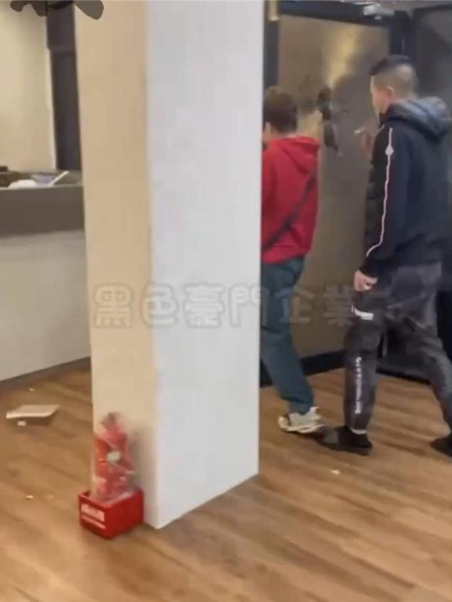 高雄市新兴区一处娱乐馆遭多人闯入砸店，店家虽无报警，但警方主动成立专案小组介入调查。（翻摄自「黑色豪门企业」／任义宇高雄传真）