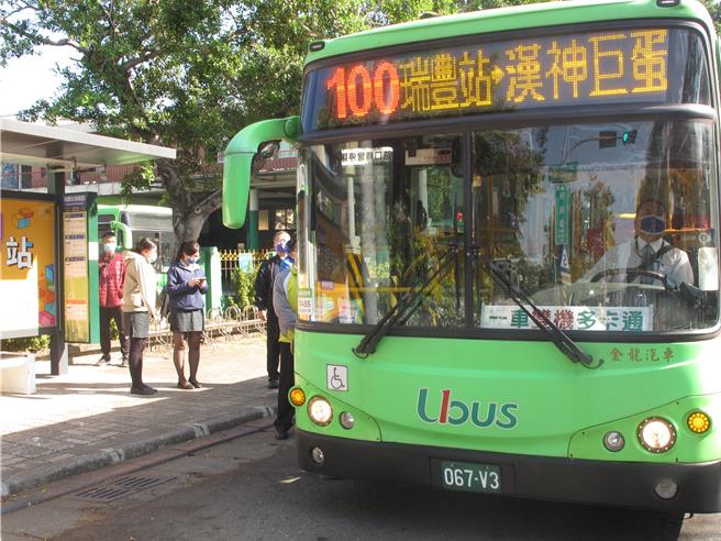 高雄100路公车「百货干线」将延长行驶至汉神巨蛋，受到民眾大讚「百货逛好逛满」。（交通局提供／任义宇高雄传真）