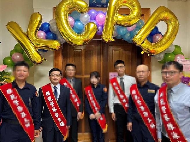 高雄市新興警分局偵查佐李育輝有欠債壓力，竟收受詐團首腦30萬元，透過警政系統幫查被害人個資，事件因詐騙案曝光後，李男被記兩大過免職，高雄地檢署查證屬實，依貪汙、洩漏個資等罪起訴。（本報資料照片）