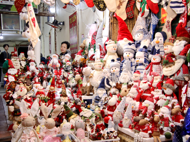 越南2023經濟成長5.05% 越南2023年經濟成長率為5.05%，遠較2022年的8.02%遜色，分析認為是受到全球消費緊縮的影響；外媒還指，越南政壇大力反腐也為經濟帶來負面影響。圖為越南河內市賣玩偶的小販。（圖/中央社）
