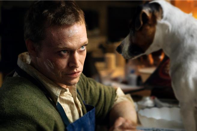 卡賴伯蘭李瓊斯在《人犬》中與124狗兒對戲。（傳影互動提供）