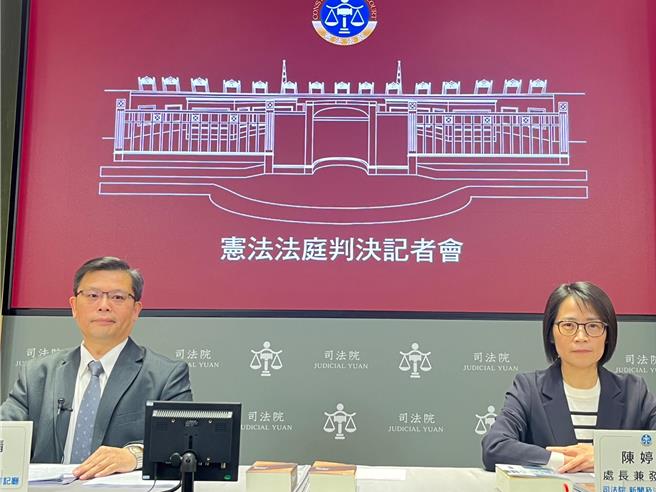 憲法法庭書記廳廳長楊皓清（左）、新聞及法治宣導處處長兼發言人陳婷玉（右）說明日治時期私有土地經土地總登記程序登記為國有案釋憲結果（林偉信攝）