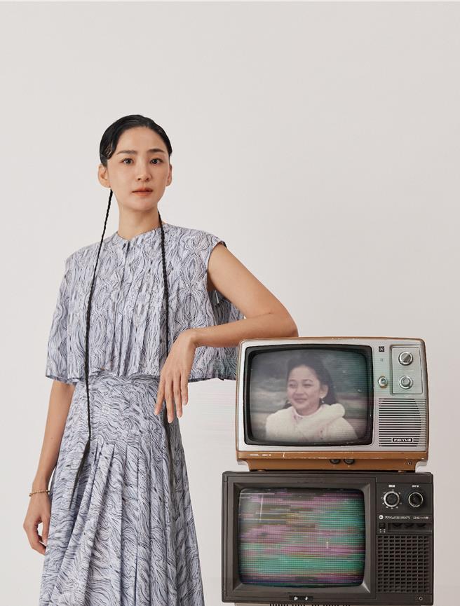 洪小铃和刚出道不久的自己合影。（幸星娱乐提供）