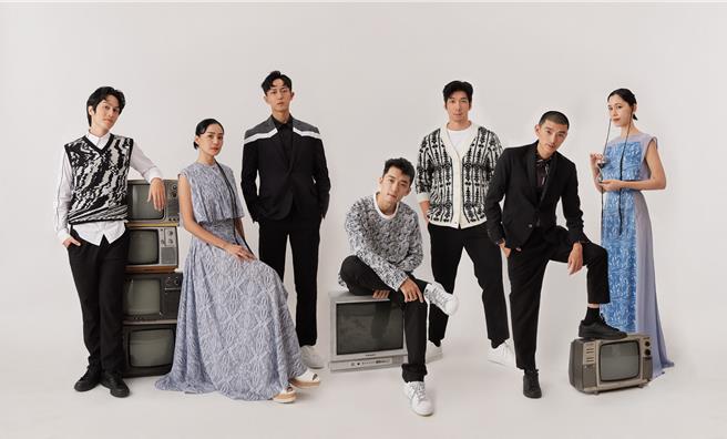  林孙煜豪（左起）、洪小铃、邱昊奇、锺政均、杨银豪、曾少宗、张家慧齐聚拍摄2024年年历。（幸星娱乐提供）