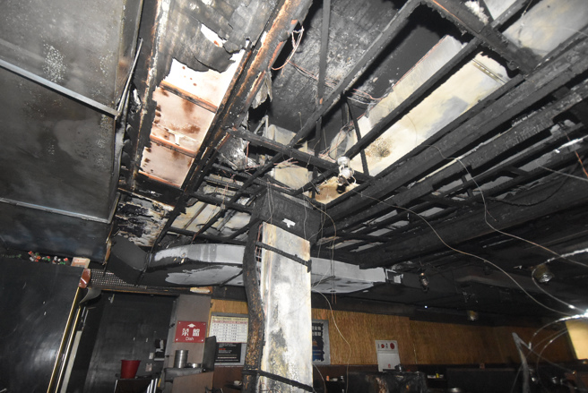 民眾經常疏忽廚房排油煙管的定期清洗，排油煙管長期使用容易累積大量油垢，只要烹煮不慎遇火源加上火焰持續烘烤，容易引燃油垢並擴大延燒。（圖／消防局提供）