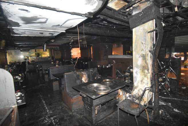 民眾經常疏忽廚房排油煙管的定期清洗，排油煙管長期使用容易累積大量油垢，只要烹煮不慎遇火源加上火焰持續烘烤，容易引燃油垢並擴大延燒。（圖／消防局提供）