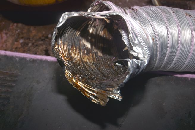 民眾經常疏忽廚房排油煙管的定期清洗，排油煙管長期使用容易累積大量油垢，只要烹煮不慎遇火源加上火焰持續烘烤，容易引燃油垢並擴大延燒。（圖／消防局提供）