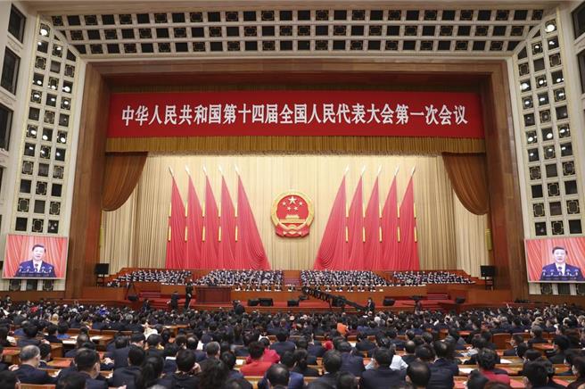 图为今年3月13日，大陆十四届全国人大一次会议在北京人民大会堂举行闭幕会。 （摘自中新社）