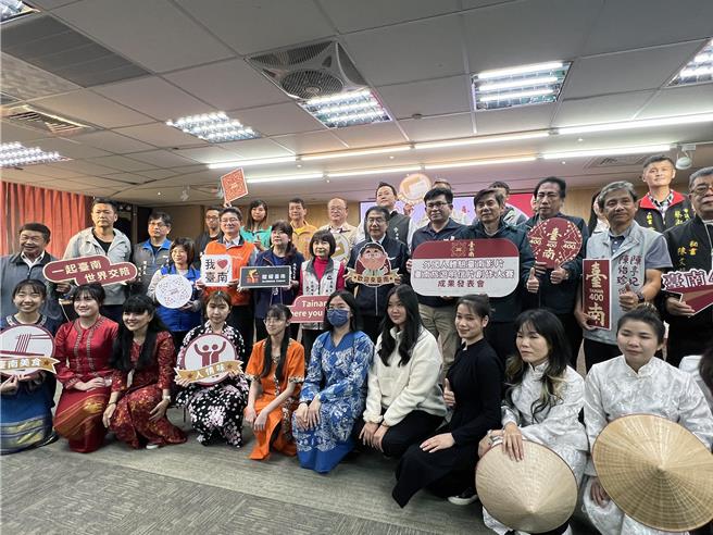 迎接台南400，市府觀光旅遊局舉辦「外國人體驗台南影片徵件」及「旅遊明信片創作大賽」，透過外國人的視角及學生創意，展現台南的多元風貌。（洪榮志攝）