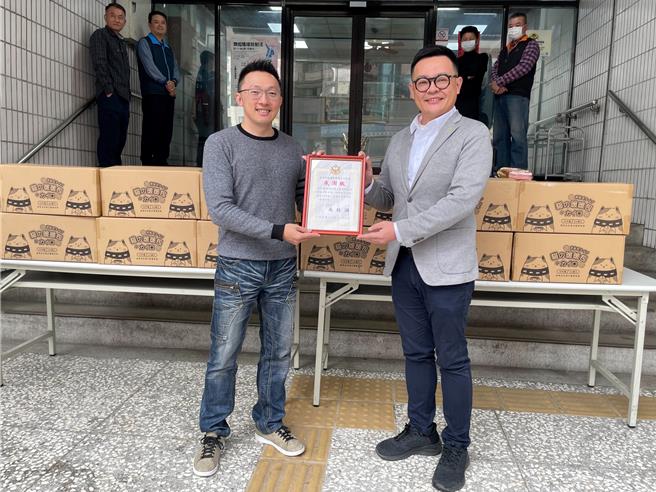 國內暖暖包生產大廠「清海化工」副總經理張仕杰（右），28日特別準備20箱共4800個暖暖包，贈送台中市第三分局，副分局長陳春安（左）回贈感謝狀。（民眾提供／王煌忠台中傳真）