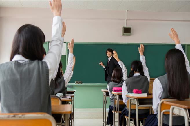 據悉一位自稱受害者同學發文澄清，事情根本不是這樣，女同學去別班不是聊天，而是要堵人跟打人的。（示意圖／shutterstock）