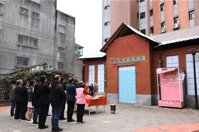 新北市府今年3月举办「旧深坑分驻所空间活化」工程开工仪式，深坑厅復旧落成仪式30日下午于厅舍旧址举行，未来有助于活络老街的观光发展。（新北市政府提供）