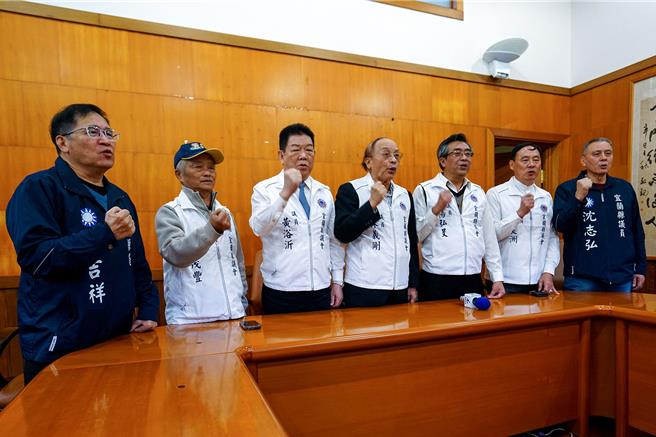 国民党宜兰县议员游吉祥（左起）、李茂丰、黄浴沂、林义刚、杨弘旻、赖良洲、沈志弘等人，高喊「维护预算，顺利施政」，批绿营是为反对而反对。（李忠一摄）