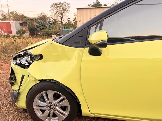熊姓女子駕駛之自小客車發生碰撞後車頭也嚴重損壞，可見撞擊力道之猛烈。（圖／警方提供）