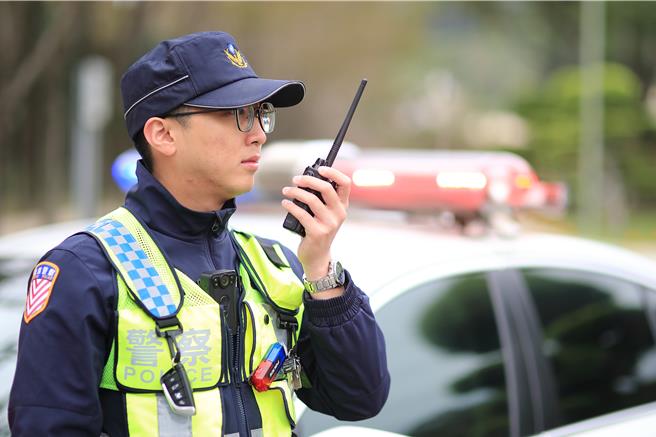 國道警察表示，駕駛人若慢速行駛、違規臨停國道路肩觀看焰火，違者最高處6000元罰鍰；行駛途中任意驟然減速、煞車或車道中暫停，最高可罰3萬6000元，並吊扣汽車牌照6個月，呼籲切勿以身試法。（國道公路警察局提供／張妍溱台中傳真）